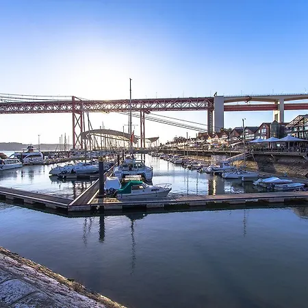 Alcantara River Side By Homing 리스본